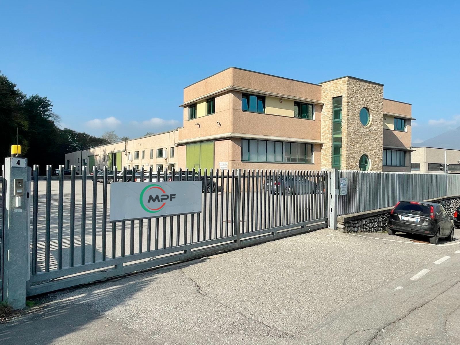 Esterno dell'azienda MPF srl specializzata nella produzione di guarnizioni industriali in PTFE